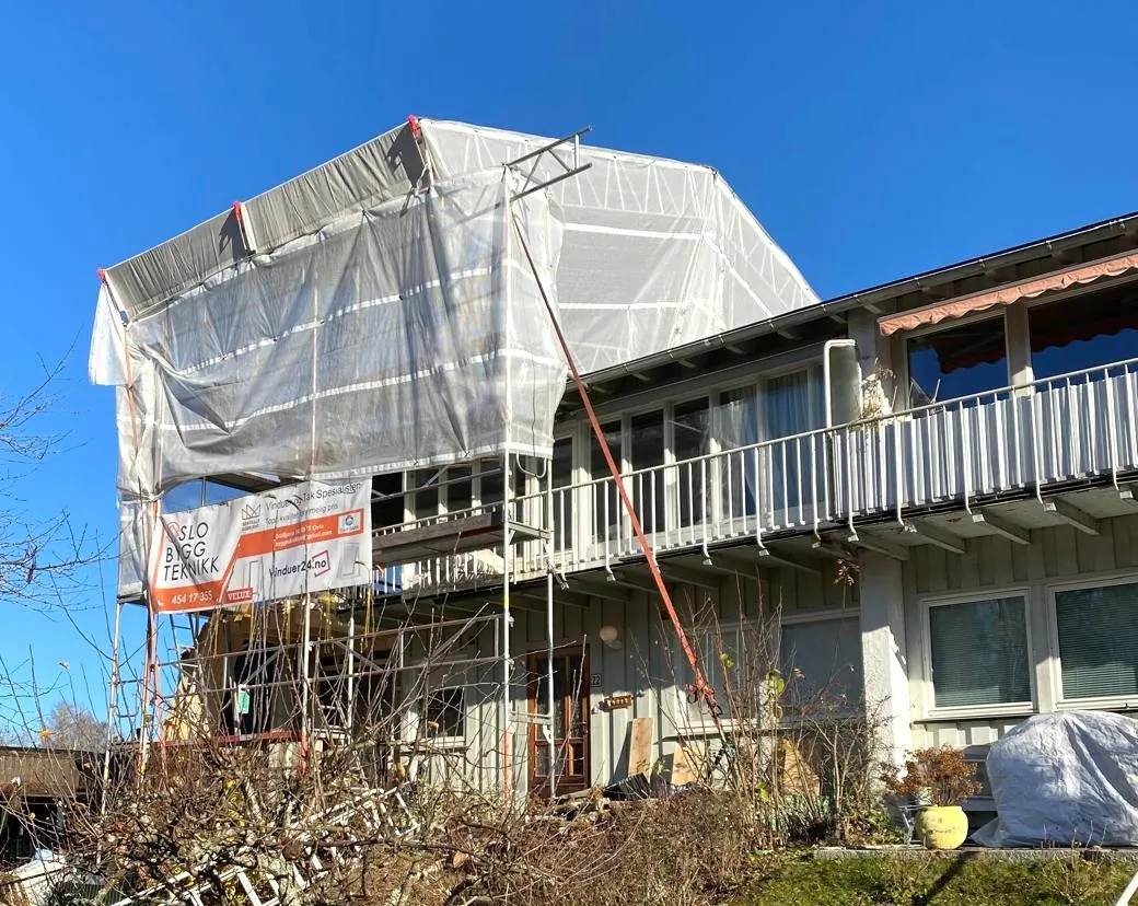 Stillas og fasadearbeid på bolig under rehabilitering