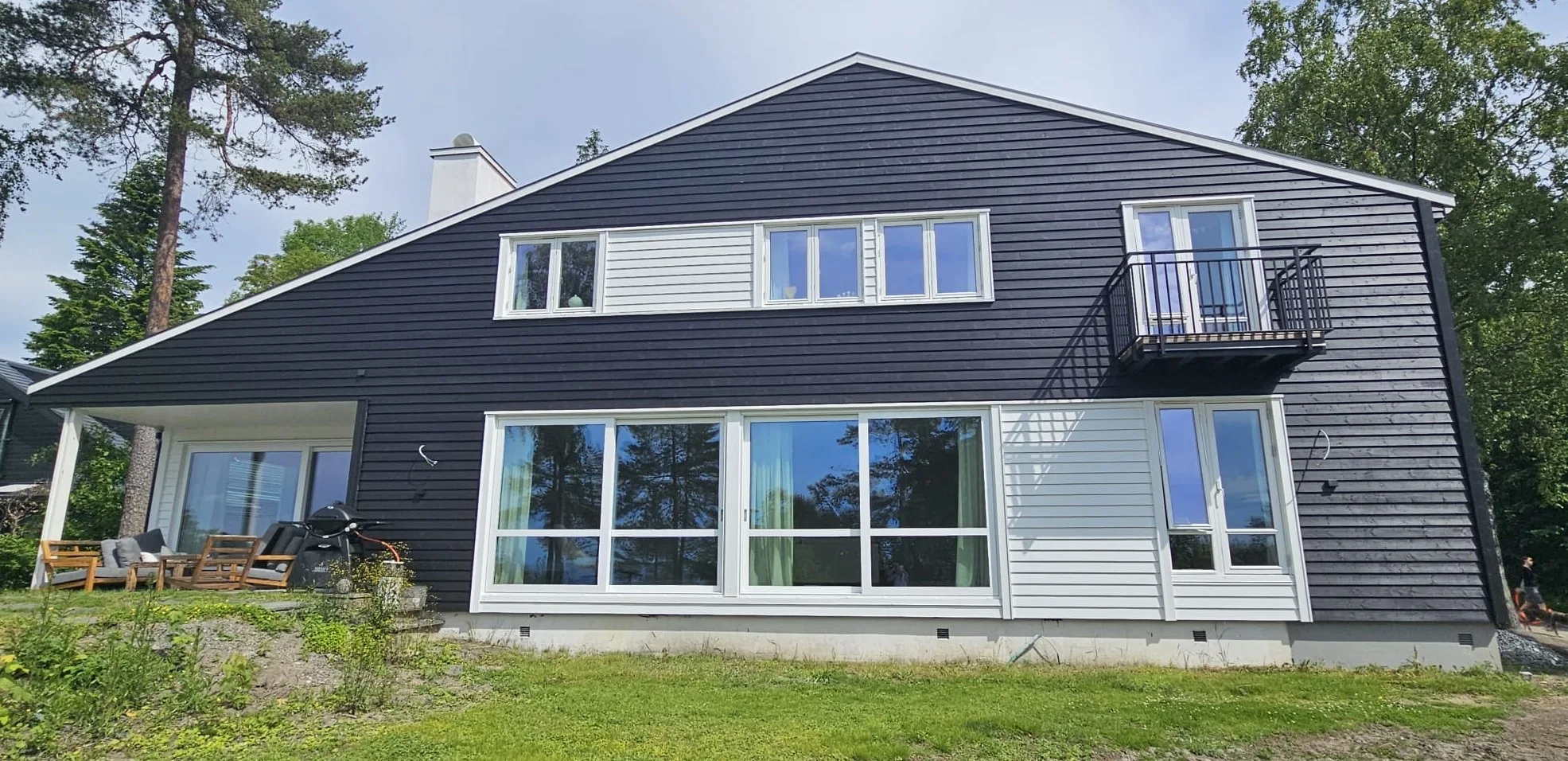 Ferdig mørk trekledning og vindusfelt på bolig i Dr. Holms vei
