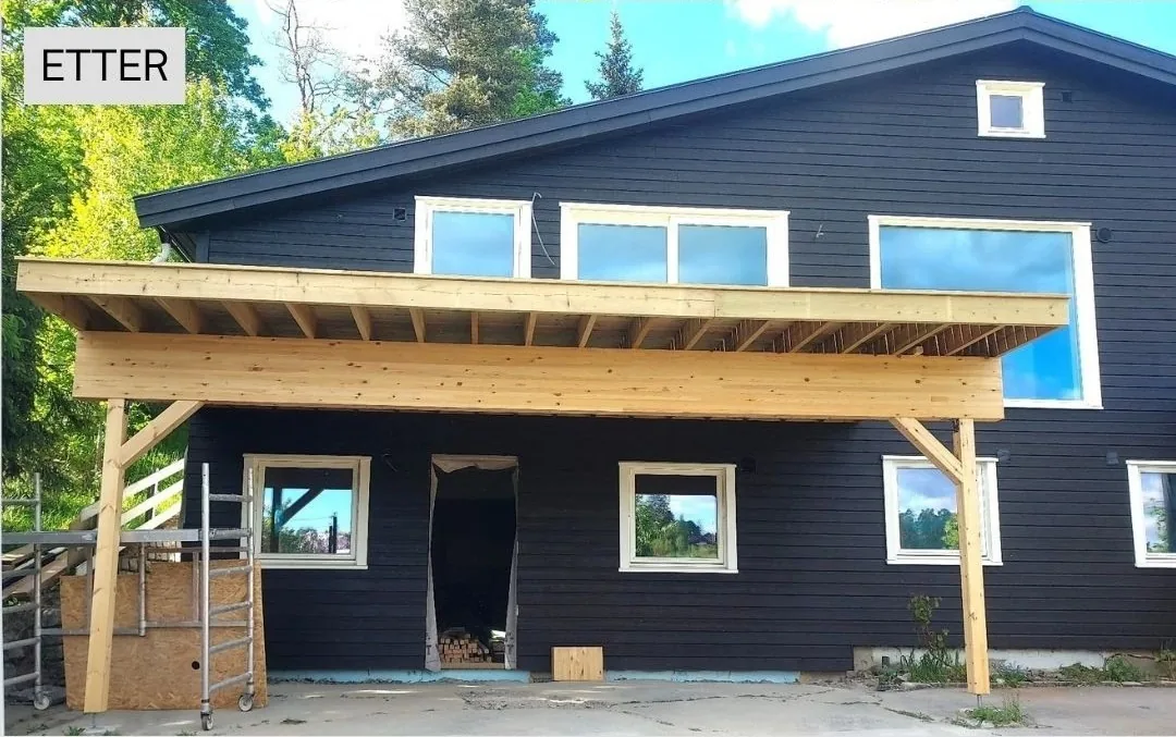 Mørk trekledning, nye vinduer og terrassekonstruksjon etter utvendig arbeid.