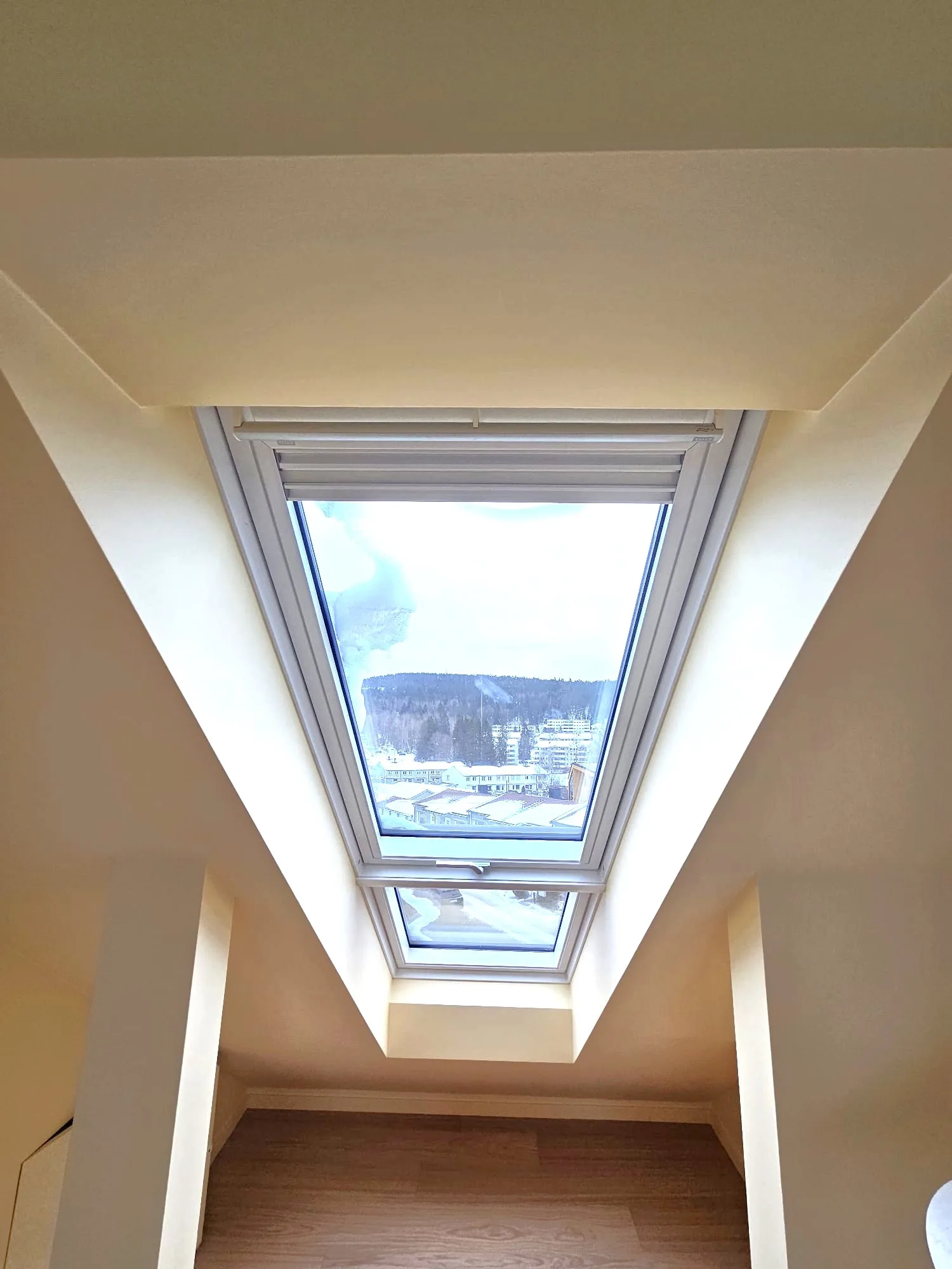 To VELUX takvinduer ferdig montert i et lyst loftsrom